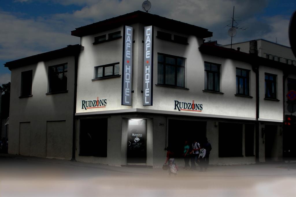 Cafe Hotel Rudzons Мадона Экстерьер фото