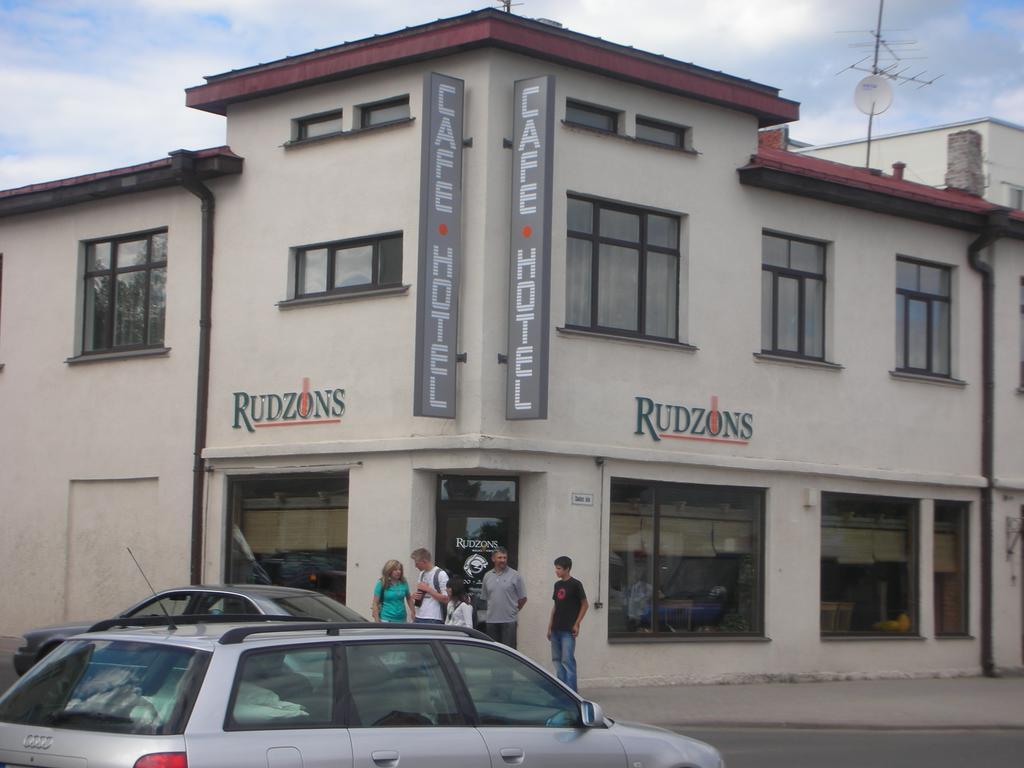 Cafe Hotel Rudzons Мадона Экстерьер фото