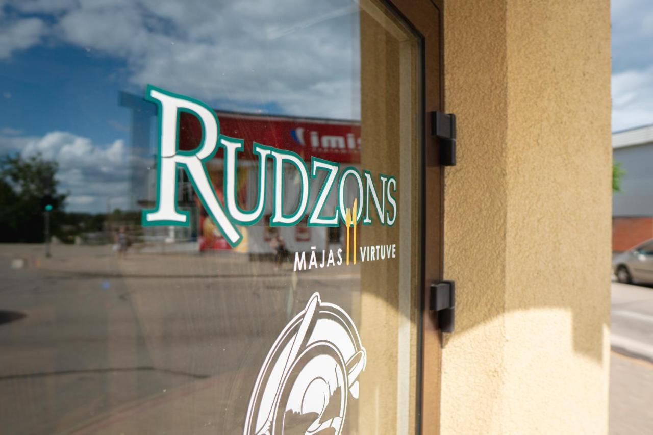 Cafe Hotel Rudzons Мадона Экстерьер фото